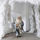 Dekorative Weihnachtsmann-Figur, elegant, im grauen Anzug mit weißem Fellbesatz