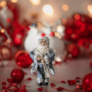 Dekorative Weihnachtsmann-Figur, elegant, im grauen Anzug mit weißem Fellbesatz