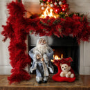 Dekorative Weihnachtsmann-Figur, elegant, im grauen Anzug mit weißem Fellbesatz