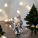 Dekorative Weihnachtsmann-Figur, elegant, im grauen Anzug mit weißem Fellbesatz