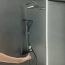 Smartes Duschsystem mit LED-Leuchten, LED-Anzeige, Thermostatsteuerung, 4 Strahlarten, 360°-Drehung, Handbrause und verdecktem Auslass, ohne Stromanschluss