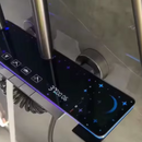 Smartes Duschsystem mit LED-Display, Ambientebeleuchtung, Piano-Tastensteuerung, Wassertemperaturanzeige, mehreren Funktionen und ohne Stromanschluss