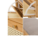 Sitzbank mit Schuhschrank 2-in-1 aus Bambus, 2 Ablagen, Bequemer gepolsterter Sitz, Tür in Rattanoptik, Natürliches Design, 70 x 24 x 46 cm
